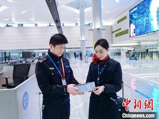 有效提高口岸通关效率 上海虹桥边检站全面优化外国人入境卡填报工作 有效提高口岸通关效率 上海虹桥边检站全面优化外国人入境卡填报工作