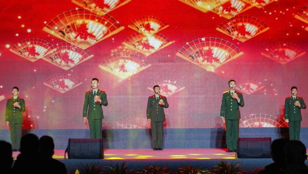 快过年了，这个军营好闹热！