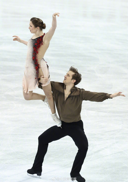 四大洲花滑锦标赛落幕 冰舞选手为观众送“福”字