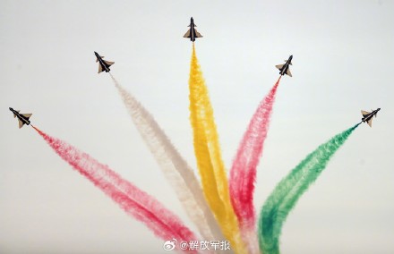 视觉盛宴!中国空军八一飞行表演队在沙特世界防务展进行飞行表演 视觉盛宴!中国空军八一飞行表演队在沙特世界防务展进行飞行表演