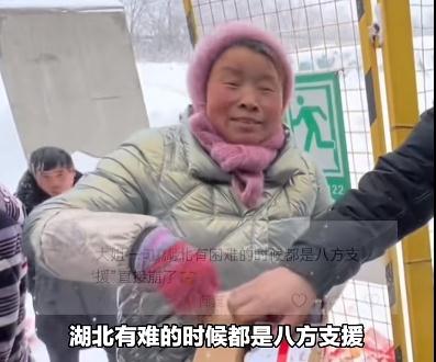 暴雪冻雨中，他们困在湖北高速上