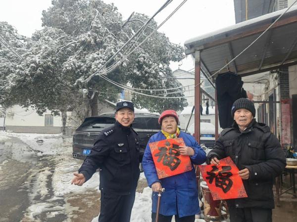“暖警”老朱雪后巡村