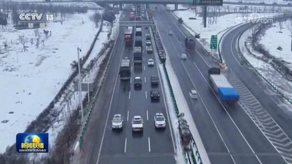 各地多举措清雪除冰 保障交通安全