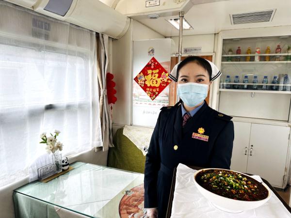 回锅肉拌面、三椒水煮肉片、五彩土豆泥……这些在列车上也能吃到！