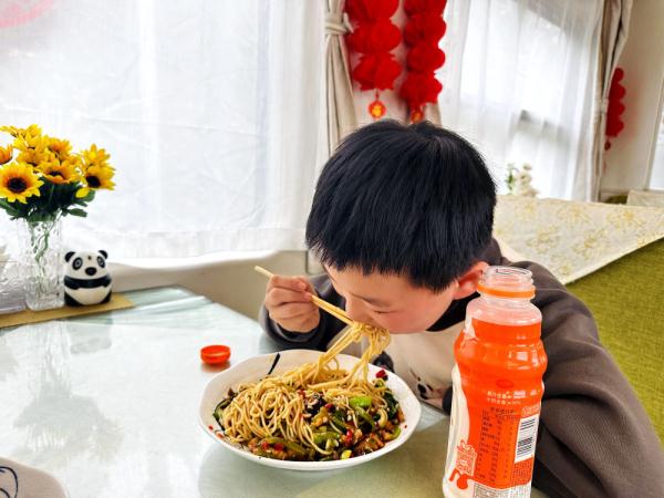 回锅肉拌面、三椒水煮肉片、五彩土豆泥……这些在列车上也能吃到！