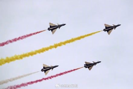 视觉盛宴!中国空军八一飞行表演队在沙特世界防务展进行飞行表演 视觉盛宴!中国空军八一飞行表演队在沙特世界防务展进行飞行表演