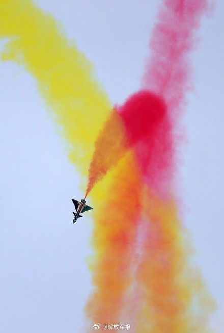 视觉盛宴!中国空军八一飞行表演队在沙特世界防务展进行飞行表演 视觉盛宴!中国空军八一飞行表演队在沙特世界防务展进行飞行表演