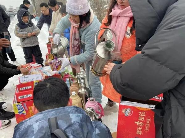 暴雪冻雨中，他们困在湖北高速上