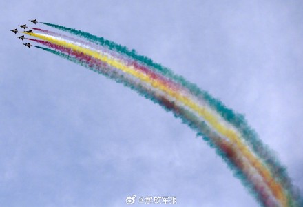 视觉盛宴!中国空军八一飞行表演队在沙特世界防务展进行飞行表演 视觉盛宴!中国空军八一飞行表演队在沙特世界防务展进行飞行表演