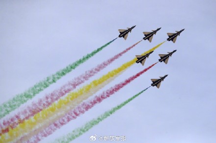 视觉盛宴!中国空军八一飞行表演队在沙特世界防务展进行飞行表演 视觉盛宴!中国空军八一飞行表演队在沙特世界防务展进行飞行表演