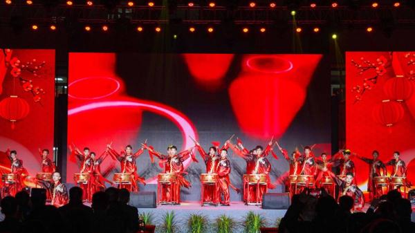 快过年了，这个军营好闹热！