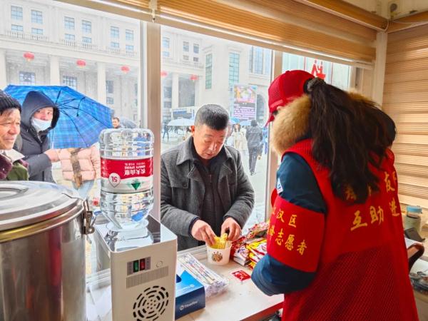 大雪天,武汉人把锅端到火车站 大雪天,武汉人把锅端到火车站