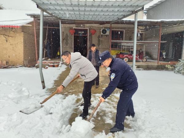 “暖警”老朱雪后巡村