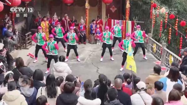 焦点访谈：红火的“村晚” 振兴的乡村