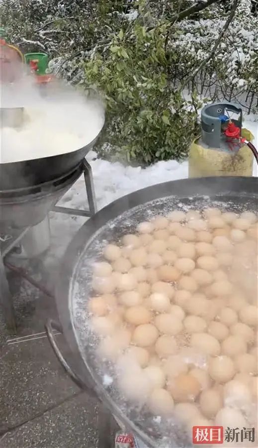 暴雪冻雨中，他们困在湖北高速上
