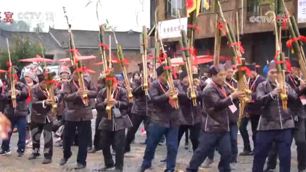 焦点访谈：红火的“村晚” 振兴的乡村