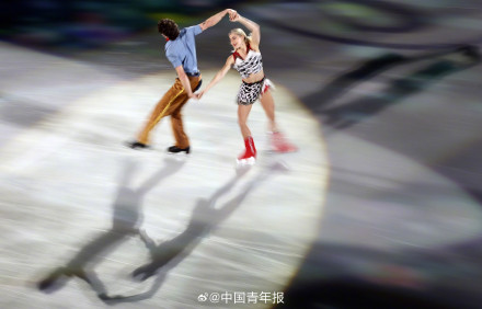 四大洲花滑锦标赛落幕 冰舞选手为观众送“福”字