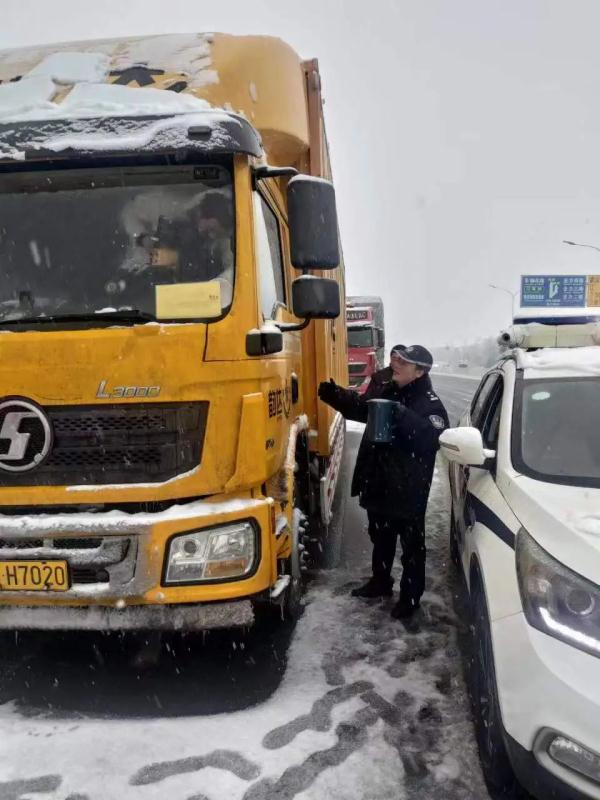 风雪中，武汉警方为滞留旅客提供暖心服务