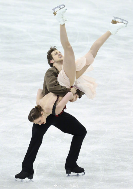 四大洲花滑锦标赛落幕 冰舞选手为观众送“福”字