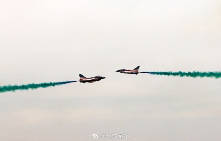 视觉盛宴!中国空军八一飞行表演队在沙特世界防务展进行飞行表演 视觉盛宴!中国空军八一飞行表演队在沙特世界防务展进行飞行表演