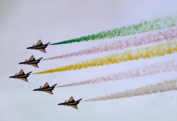 中国空军八一飞行表演队在沙特世界防务展进行飞行表演