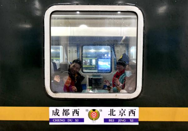 回锅肉拌面、三椒水煮肉片、五彩土豆泥……这些在列车上也能吃到！