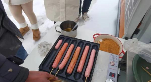 被困高速,房车车主摆起免费“烤肠摊” 被困高速,房车车主摆起免费“烤肠摊”