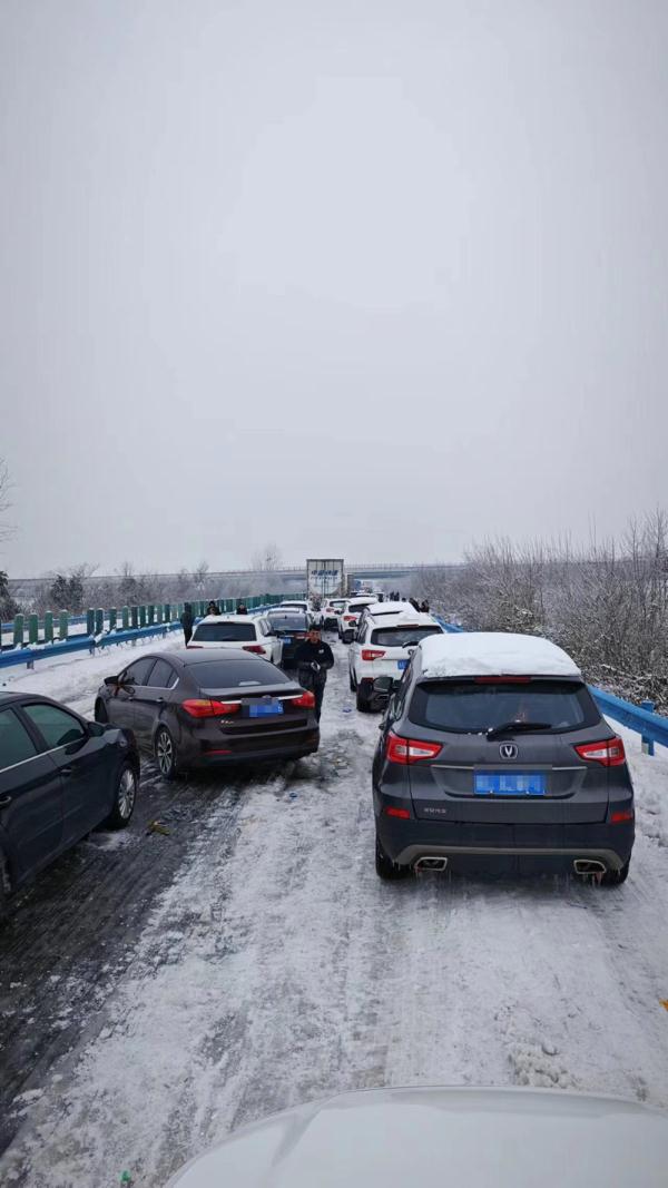 暴雪冻雨中，他们困在湖北高速上