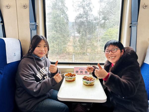 回锅肉拌面、三椒水煮肉片、五彩土豆泥……这些在列车上也能吃到！