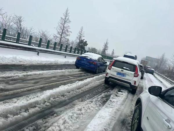 暴雪冻雨中，他们困在湖北高速上