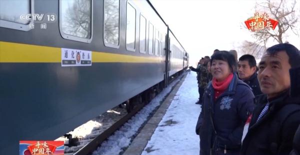 列车上的大集长啥样？大鹅、公鸡、山蜂蜜全都有！