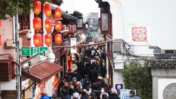 早上就开始排队!全上海的人都出动了?有人一买12盒→ 早上就开始排队!全上海的人都出动了?有人一买12盒→