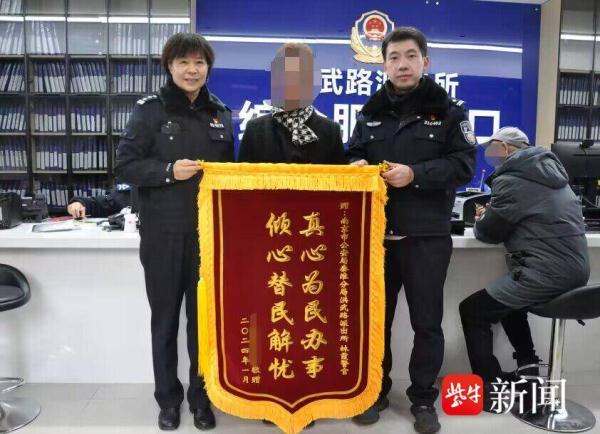 市民综窗办理死亡证明，民警翻阅海量档案助解忧