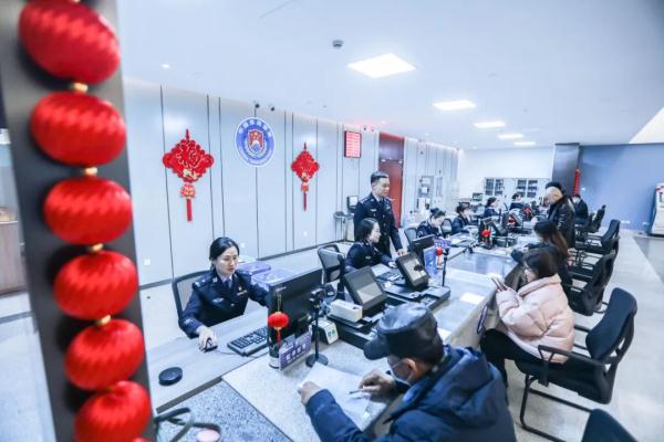 新春走警营 | 出入境办证遇高峰?我们来安排! 新春走警营 | 出入境办证遇高峰?我们来安排!
