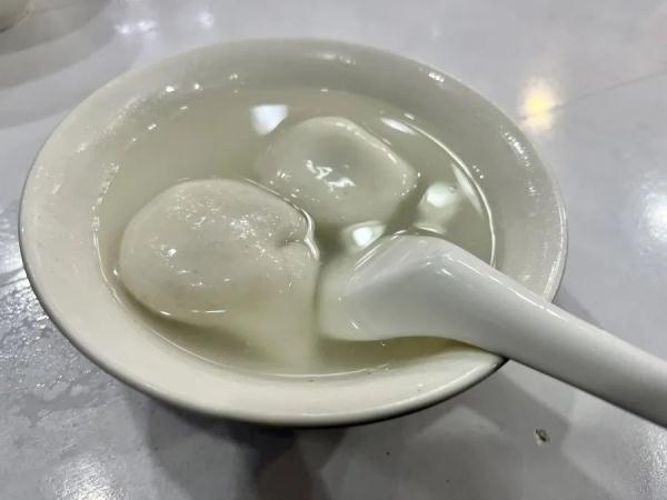 早上就开始排队!全上海的人都出动了?有人一买12盒→ 早上就开始排队!全上海的人都出动了?有人一买12盒→