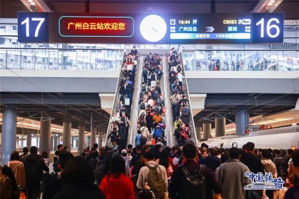 线上无票自助机却有票？两名旅客买到同日同座票？官方回复→
