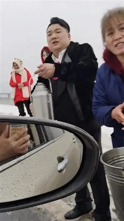 婚礼当天，一对新人打包喜宴食物携家属16个人，送给高速滞留司乘