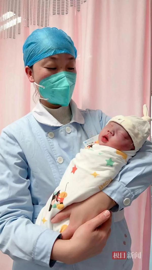 孕妇凌晨3点临产！最后400米，用“雪橇”拖！