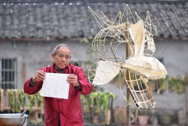 新华全媒+｜75岁老人的龙舞人生