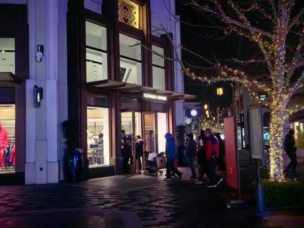 早上就开始排队!全上海的人都出动了?有人一买12盒→ 早上就开始排队!全上海的人都出动了?有人一买12盒→