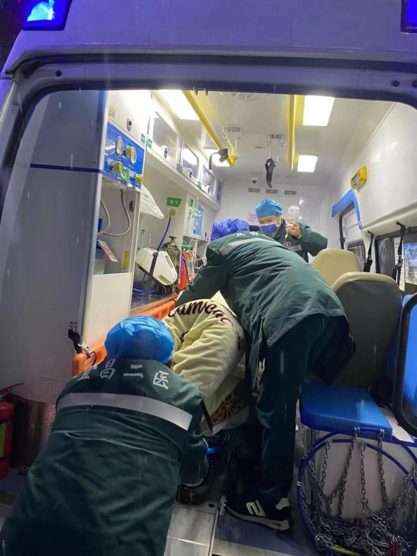 孕妇凌晨3点临产！最后400米，用“雪橇”拖！