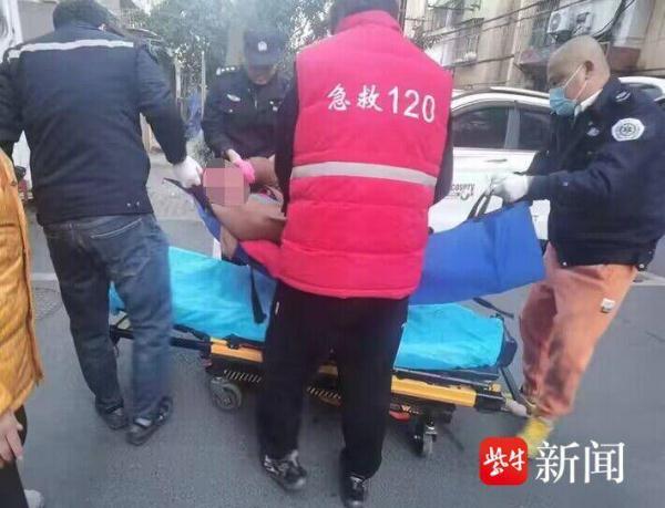 独居老人家中晕倒，好邻居听到声响帮报警