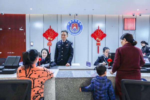 新春走警营 | 出入境办证遇高峰?我们来安排! 新春走警营 | 出入境办证遇高峰?我们来安排!