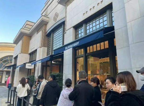 早上就开始排队!全上海的人都出动了?有人一买12盒→ 早上就开始排队!全上海的人都出动了?有人一买12盒→