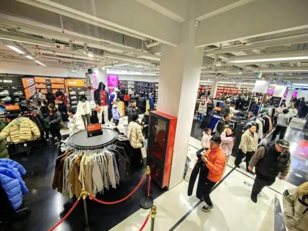 早上就开始排队!全上海的人都出动了?有人一买12盒→ 早上就开始排队!全上海的人都出动了?有人一买12盒→