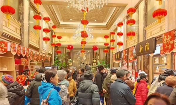 早上就开始排队!全上海的人都出动了?有人一买12盒→ 早上就开始排队!全上海的人都出动了?有人一买12盒→