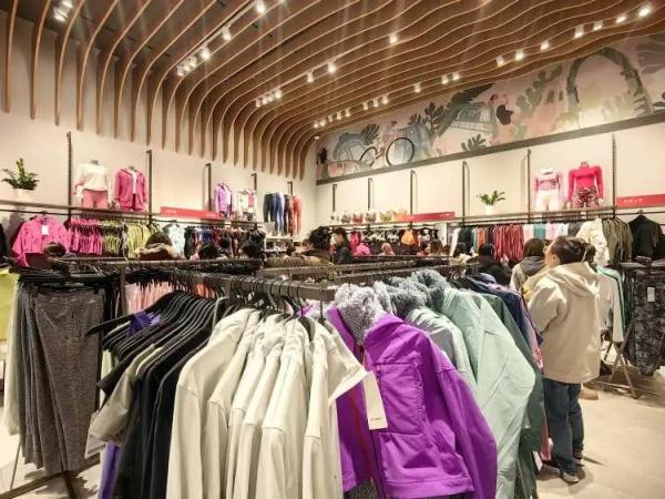 早上就开始排队!全上海的人都出动了?有人一买12盒→ 早上就开始排队!全上海的人都出动了?有人一买12盒→