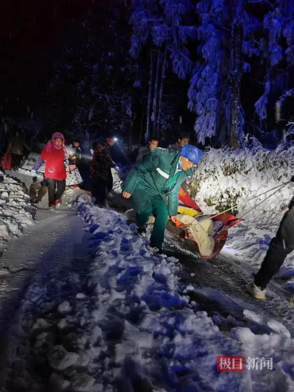 孕妇凌晨3点临产！最后400米，用“雪橇”拖！