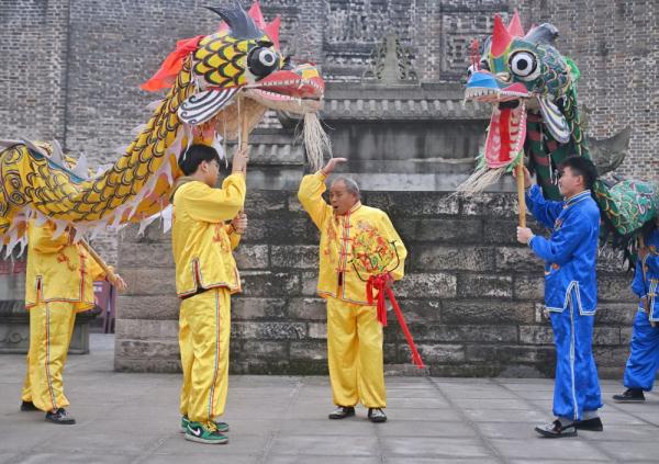 新华全媒+｜75岁老人的龙舞人生