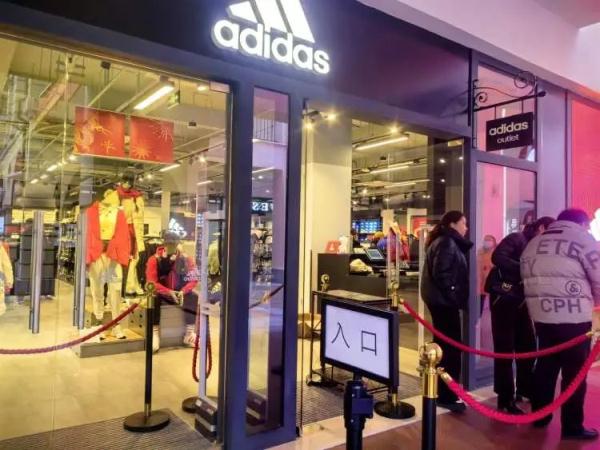 早上就开始排队!全上海的人都出动了?有人一买12盒→ 早上就开始排队!全上海的人都出动了?有人一买12盒→